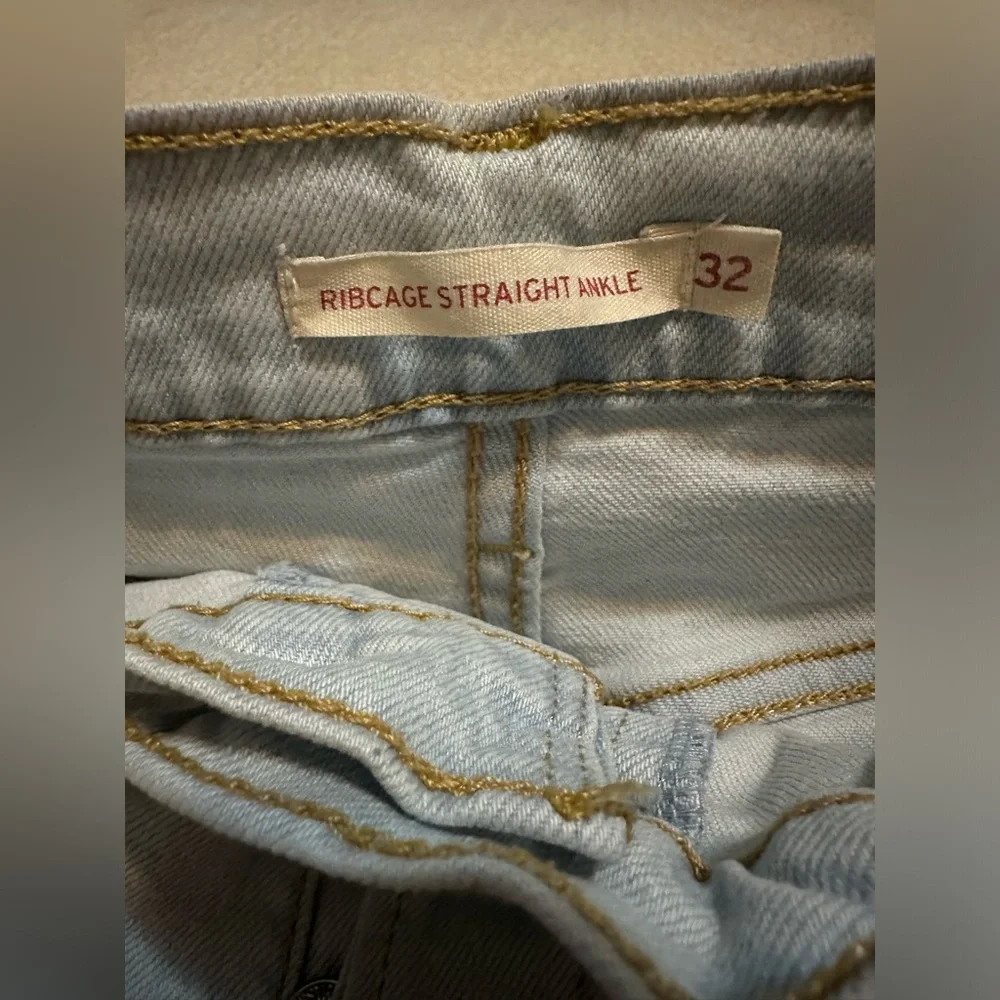 Levi’s Ribcage Straight 👖 - Picture 3 of 3